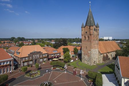Blick auf den Marktplatz in Westerstede mit Kirchturm